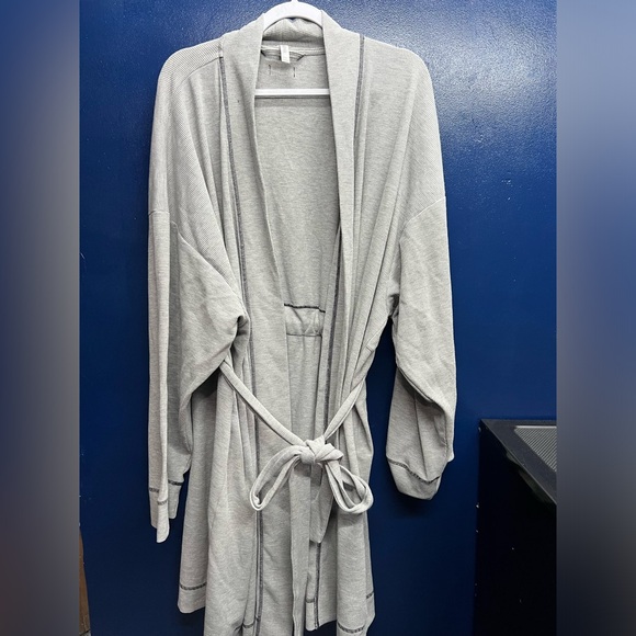 Fabletics Robe! - Picture 1 of 3